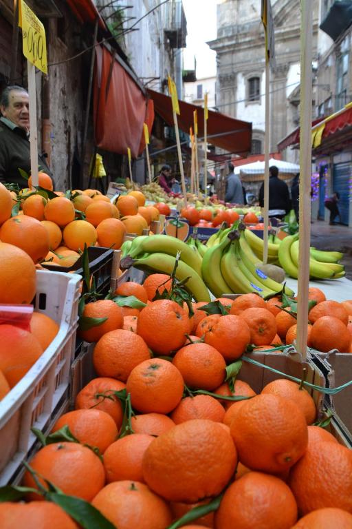 stoisko z owocami z pomarańczami i bananami na ulicy w obiekcie Mediterraneo w mieście Palermo