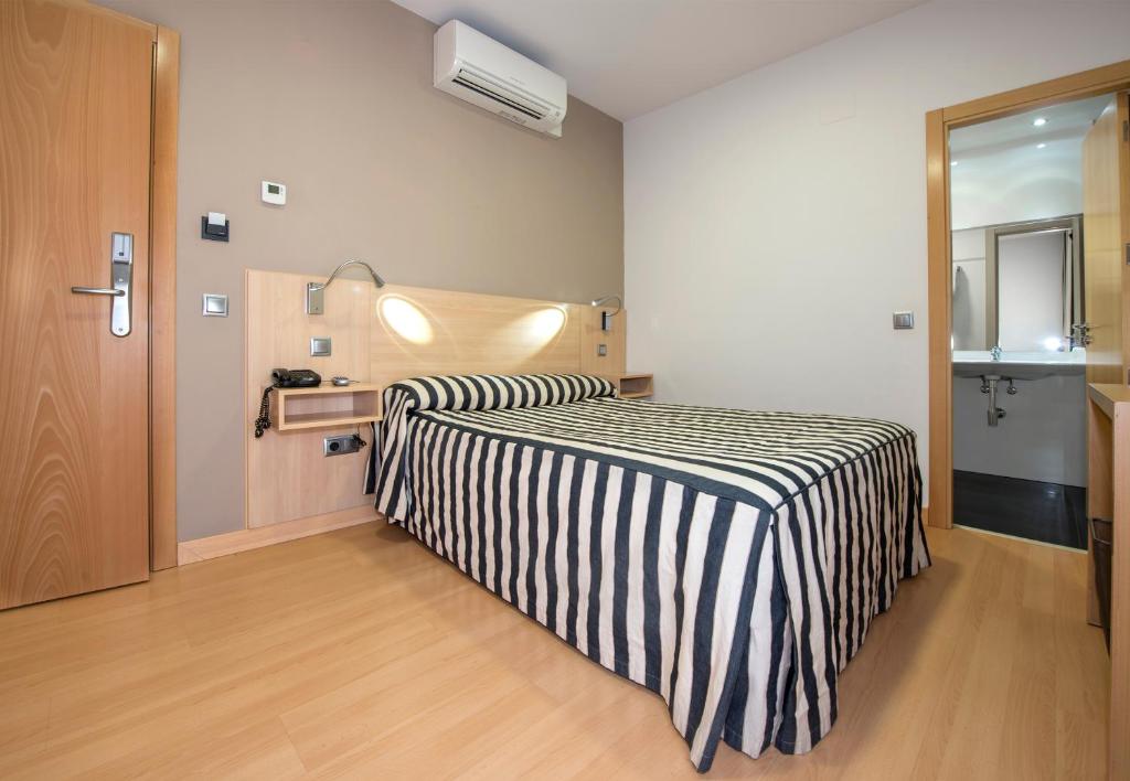 Hotel Puerta de la Santa - 4