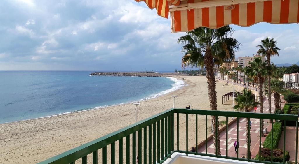 einen Balkon mit Blick auf den Strand in der Unterkunft Apartamento Venecia in Águilas