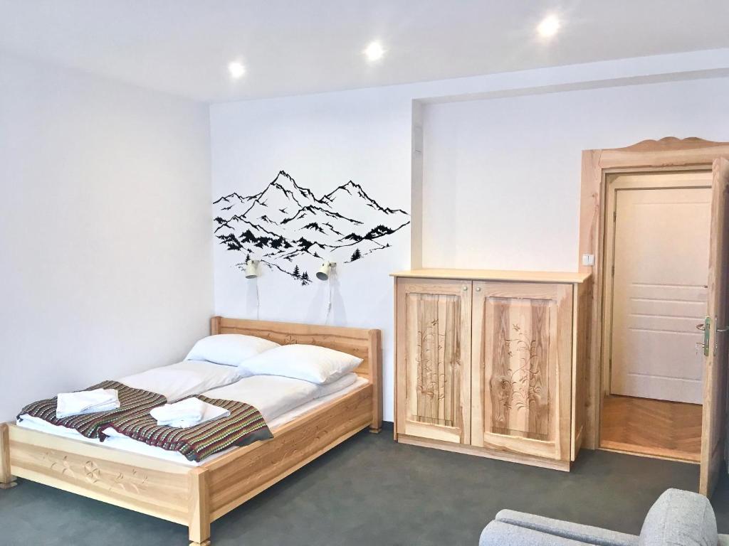 sypialnia z łóżkiem, szafką i krzesłem w obiekcie APARTAMENTY KRUPÓWKI 35 (Maria Mąka) w Zakopanem