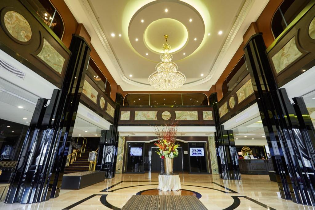 un vestíbulo de un edificio con un jarrón de flores en Fulidun Hotel Kenting, en Hengchun