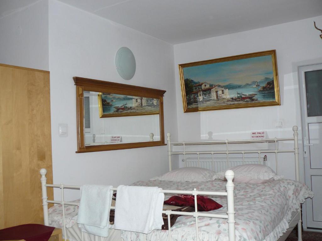 Postel nebo postele na pokoji v ubytování Piaseczno Willa Staropolska