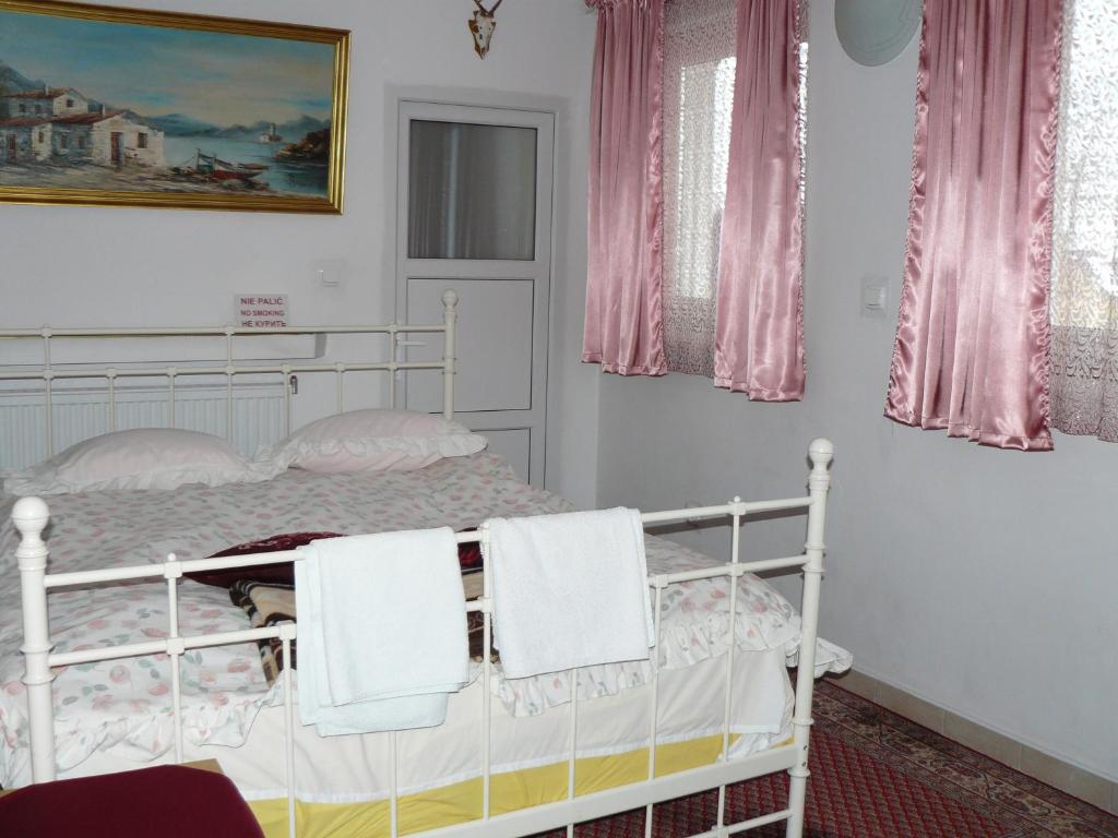 Postel nebo postele na pokoji v ubytování Piaseczno Willa Staropolska