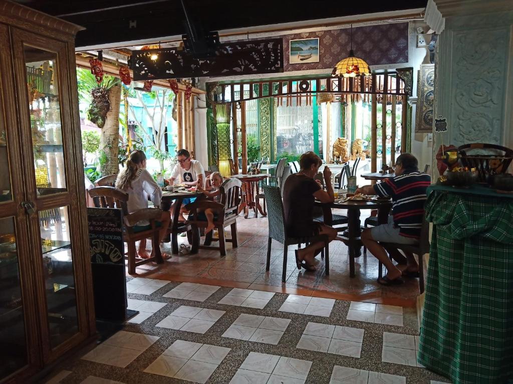 Restaurace v ubytování Kata Garden Resort SHA Extra Plus