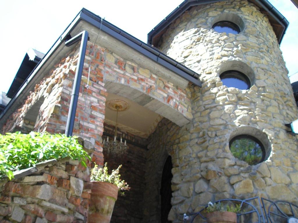 un edificio de piedra con un horno de piedra. en Hotel Podzamcze, en Tarnów