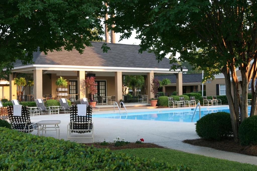 uma piscina em frente a uma casa em Merry Acres Inn em Albany