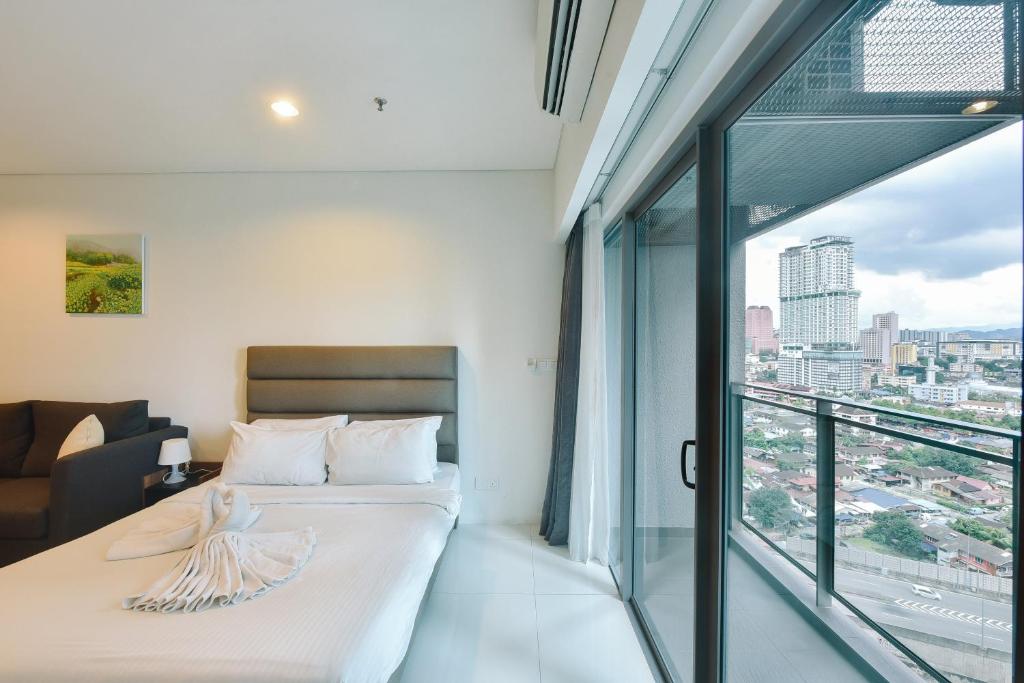 una camera con un letto e una grande finestra di Summer Suites Residences by Subhome a Kuala Lumpur