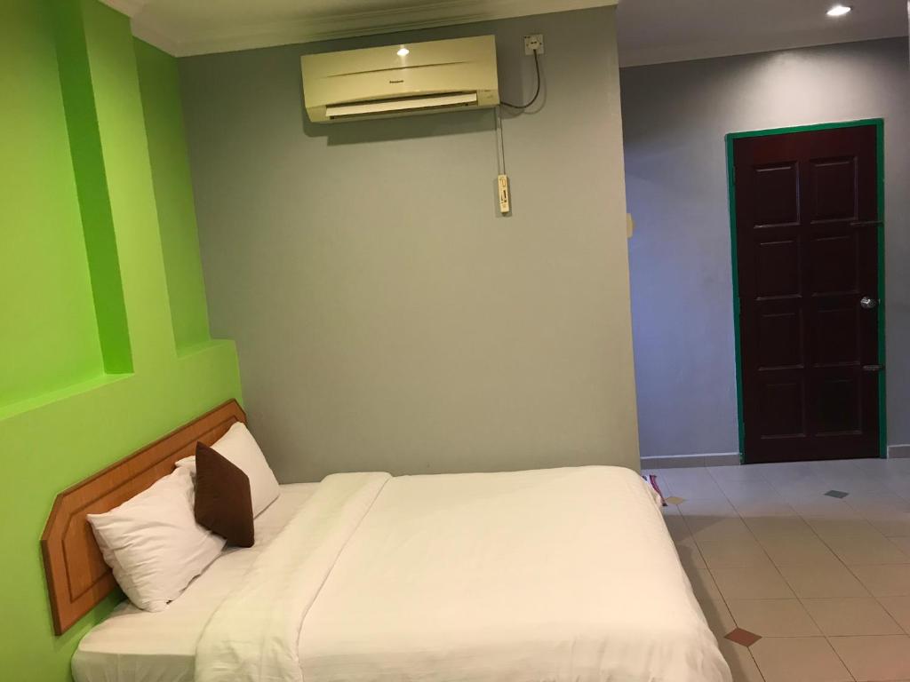 Postel nebo postele na pokoji v ubytování Kangsar Hotel