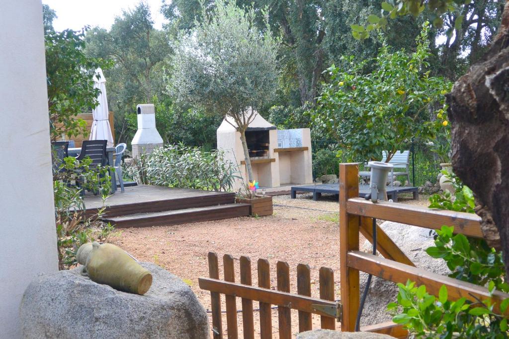 サント・リュシ・ド・ポルト・ヴェッキオにあるFIORINOの木製の柵とベンチのある庭園