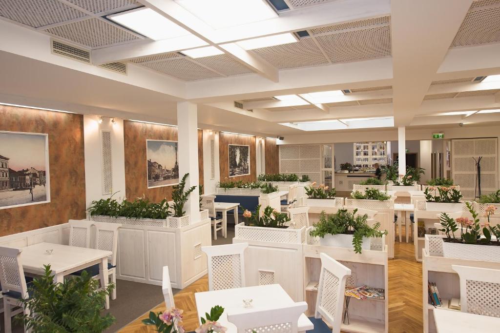 Restauracja lub miejsce do jedzenia w obiekcie Hotel Slavia