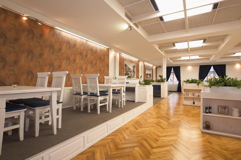 Restauracja lub miejsce do jedzenia w obiekcie Hotel Slavia