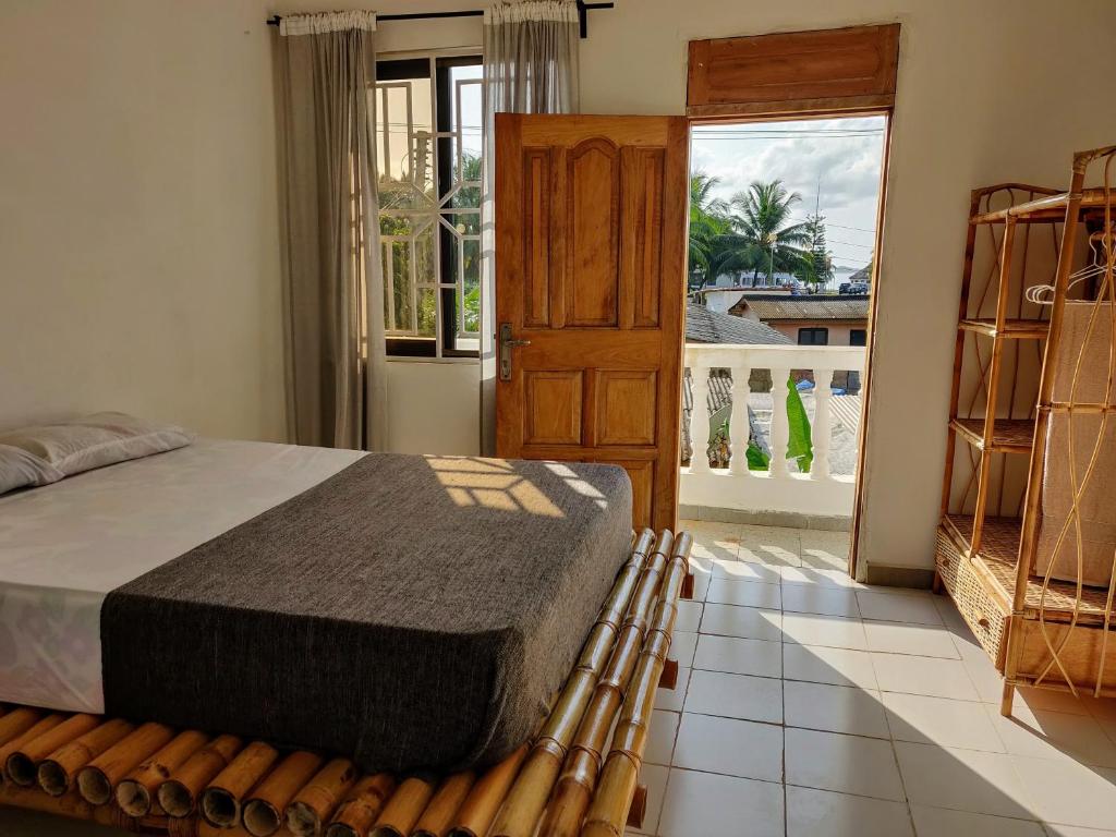 Un pat sau paturi într-o cameră la Laughing Goat Ghana Hostel