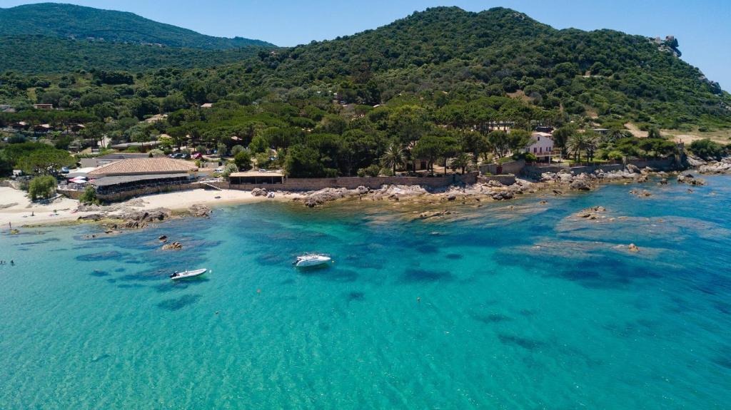 een luchtzicht op een strand met boten in het water bij Résidence & Hotel U Livanti ECOLABEL in Propriano