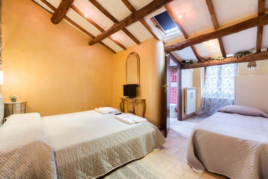 A bed or beds in a room at Medieval House