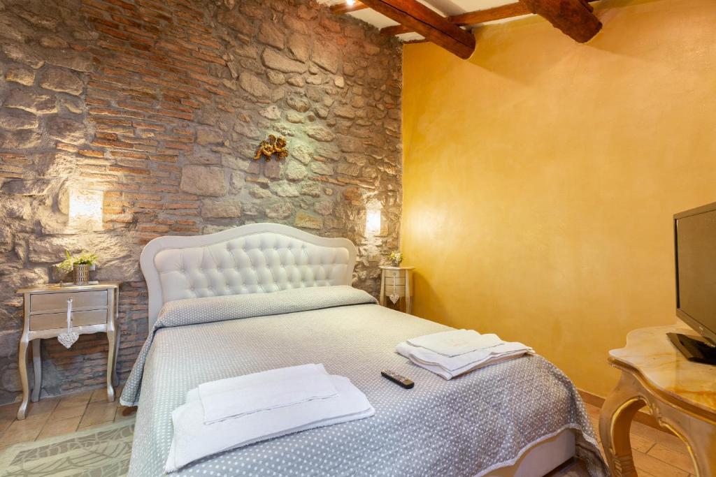 A bed or beds in a room at Medieval House