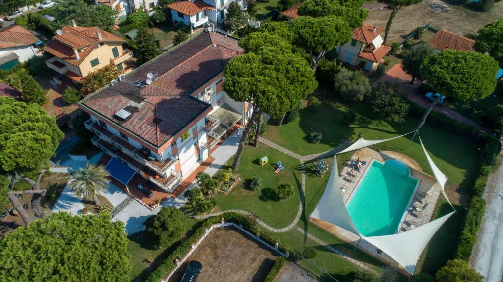an overhead view of a large house with a pool at Hotel La Palma in Lido di Camaiore