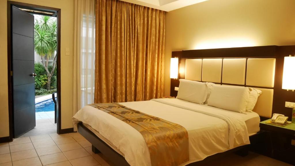 Postel nebo postele na pokoji v ubytování Circle Inn Hotel and Suites Bacolod