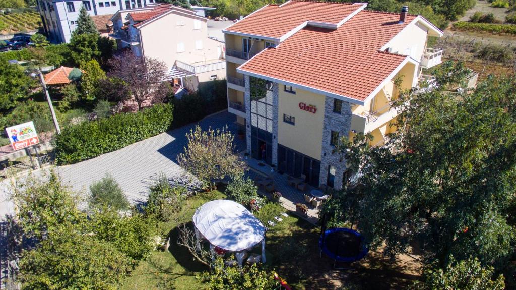 une vue aérienne sur une maison avec un toit rouge dans l'établissement Pansion Glory, à Međugorje