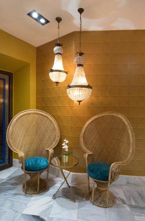 A seating area at Petit Palace Canalejas Sevilla