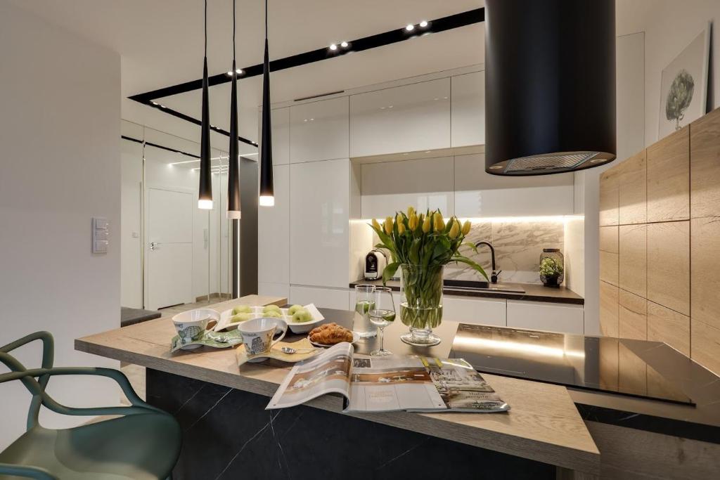 カトヴィツェにあるSilesia Luxury Apartmentsの食卓付きのキッチン