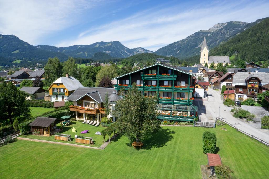 eine Luftansicht eines großen Hauses in einem Dorf in der Unterkunft Hotel Kogler in Bad Mitterndorf