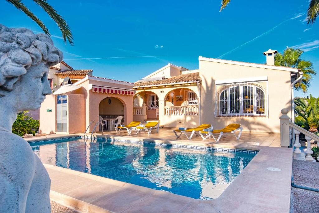 Villa con piscina frente a una casa en Villa Jose - three bedroom with private pool - by Holiday Rentals Villamar, en Benissa