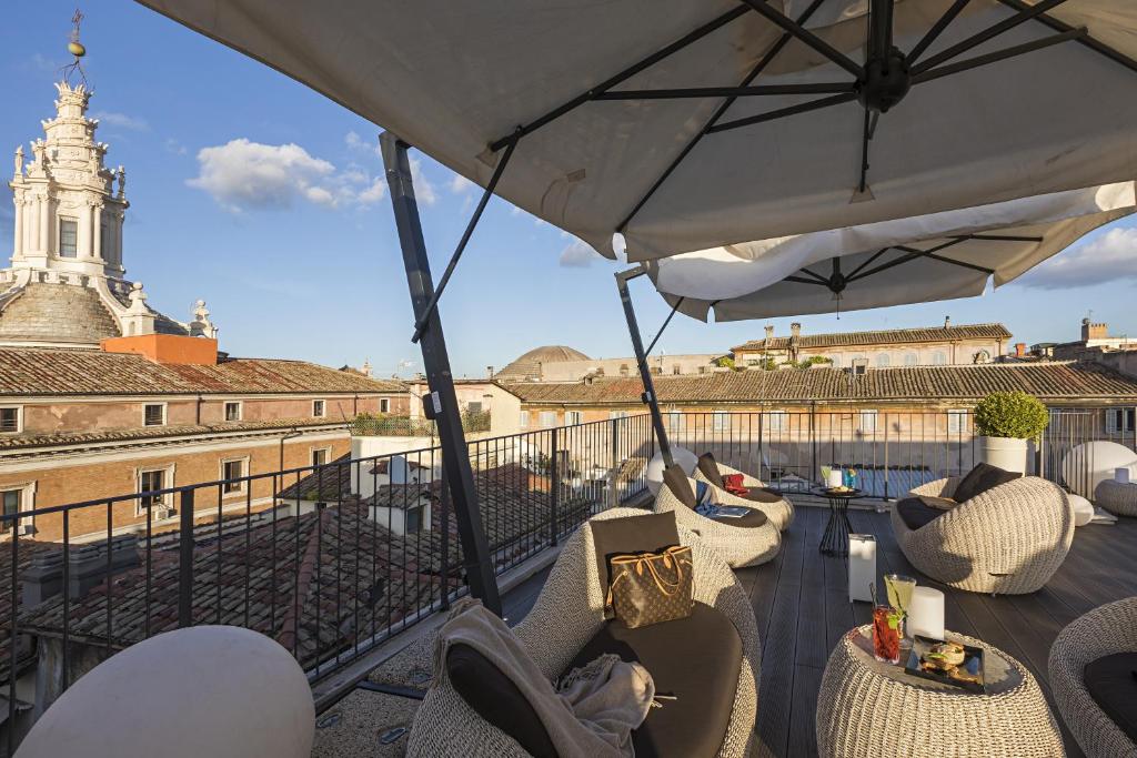 A balcony or terrace at Palazzo Navona Hotel