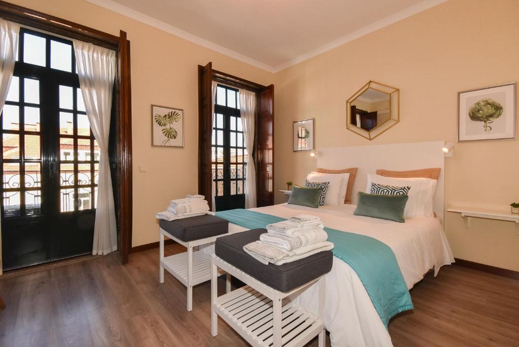 Ένα ή περισσότερα κρεβάτια σε δωμάτιο στο Azulejos Duplex Apartment - Porto Downtown