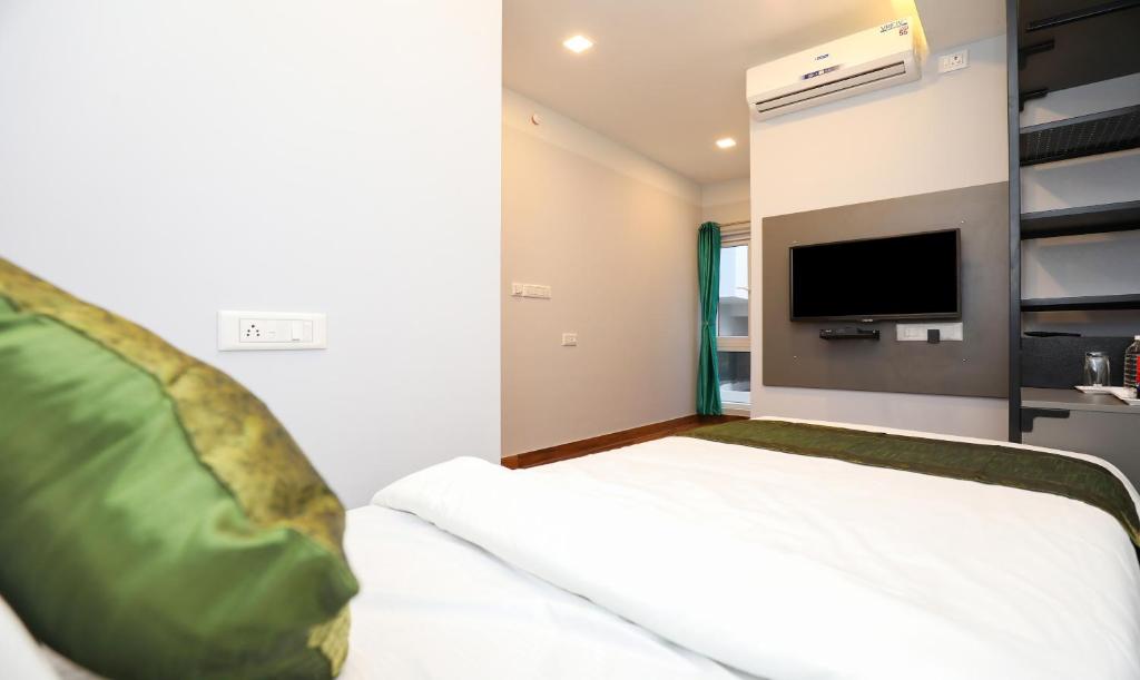 Postel nebo postele na pokoji v ubytování Treebo Apple Villa