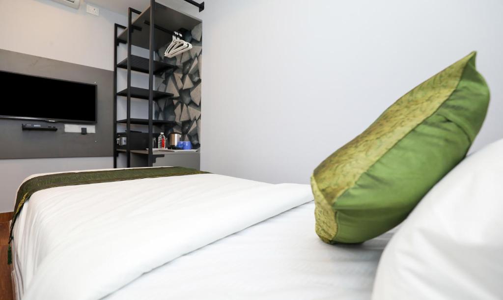 Postel nebo postele na pokoji v ubytování Treebo Apple Villa