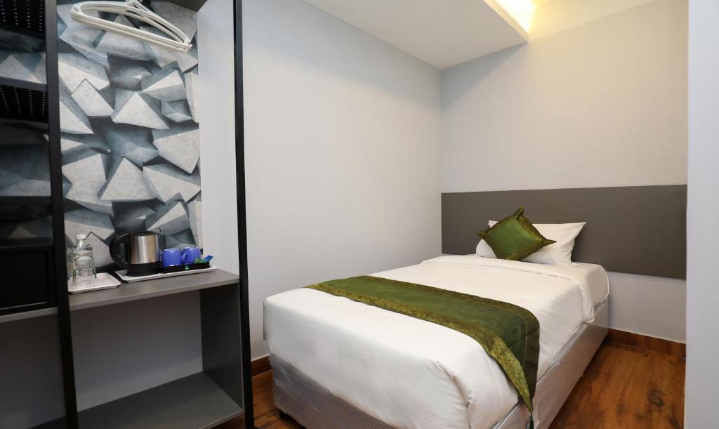 Postel nebo postele na pokoji v ubytování Treebo Apple Villa