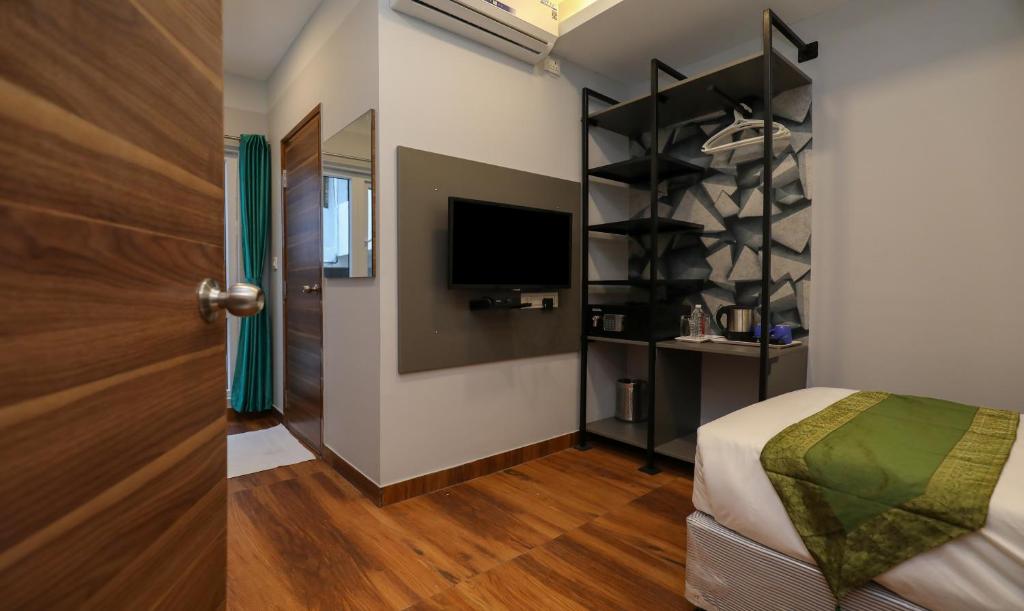 TV a/nebo společenská místnost v ubytování Treebo Apple Villa