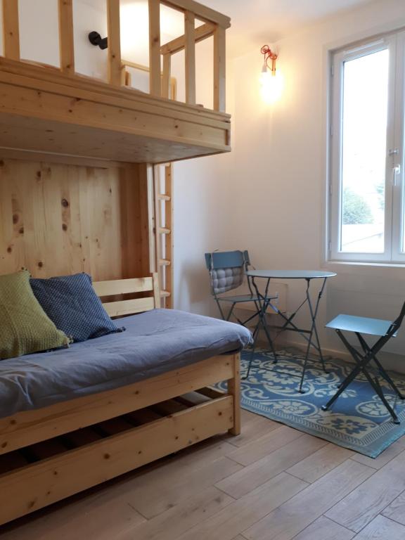 une chambre avec un lit superposé et un bureau dans l'établissement La Touques, à Trouville-sur-Mer