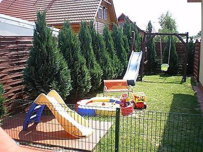 Ogród w obiekcie Ferienhäuser mit Pool