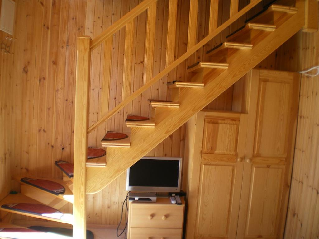 Telewizja i/lub zestaw kina domowego w obiekcie Ferienhäuser mit Pool