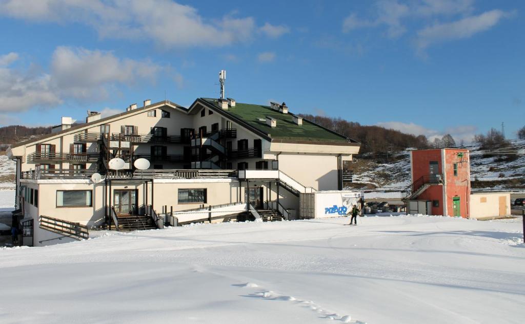 Nespecifikovaný výhled na hory nebo výhled na hory při pohledu z hotelu