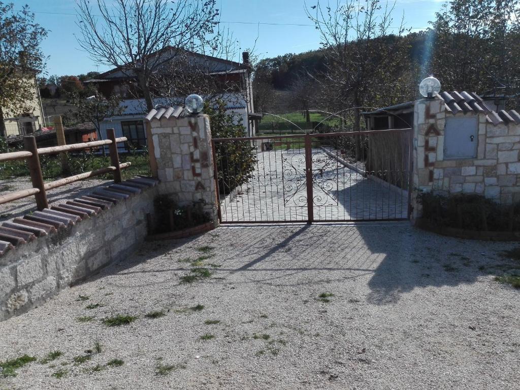 Salcito的住宿－Villa lalli，房屋前有栅栏的门