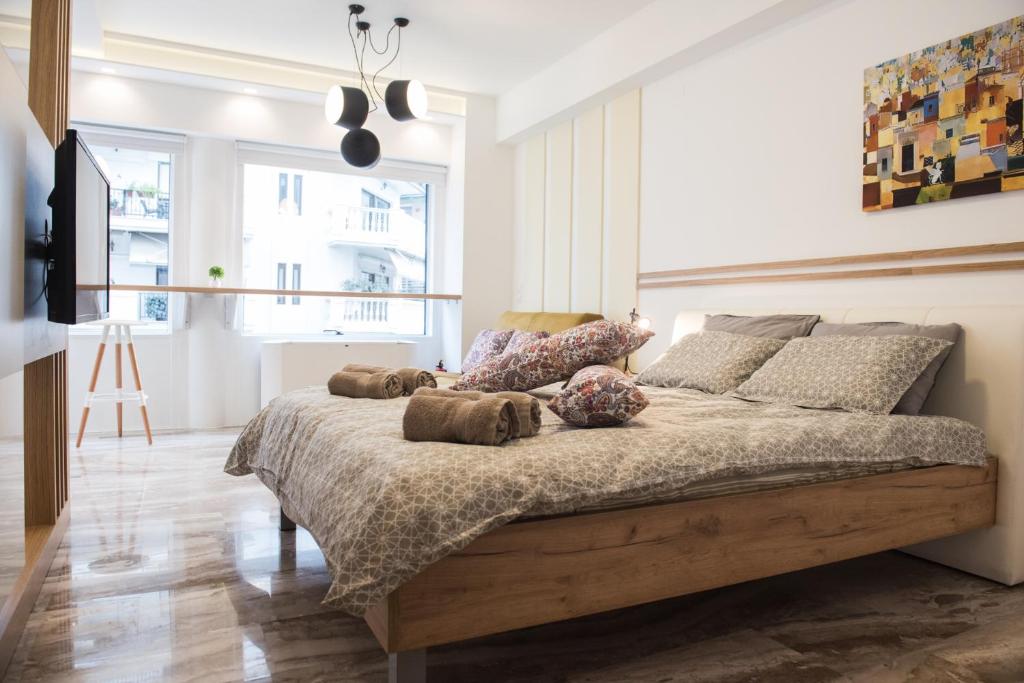 Un dormitorio con una gran cama de madera con almohadas en Violet #colony_White_Tower, en Tesalónica