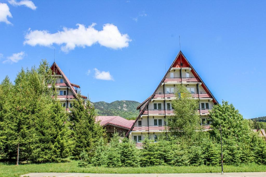Nespecifikovaný výhled na hory nebo výhled na hory při pohledu z hotelu
