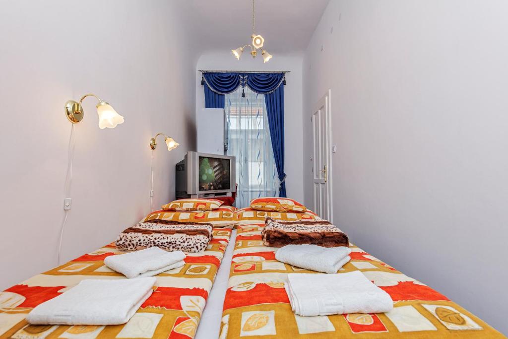 Łóżko lub łóżka w pokoju w obiekcie Arany Csillag Apartman