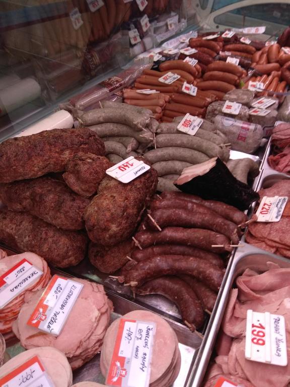 Supermarket nebo jiné obchody v  apartmánu nebo okolí