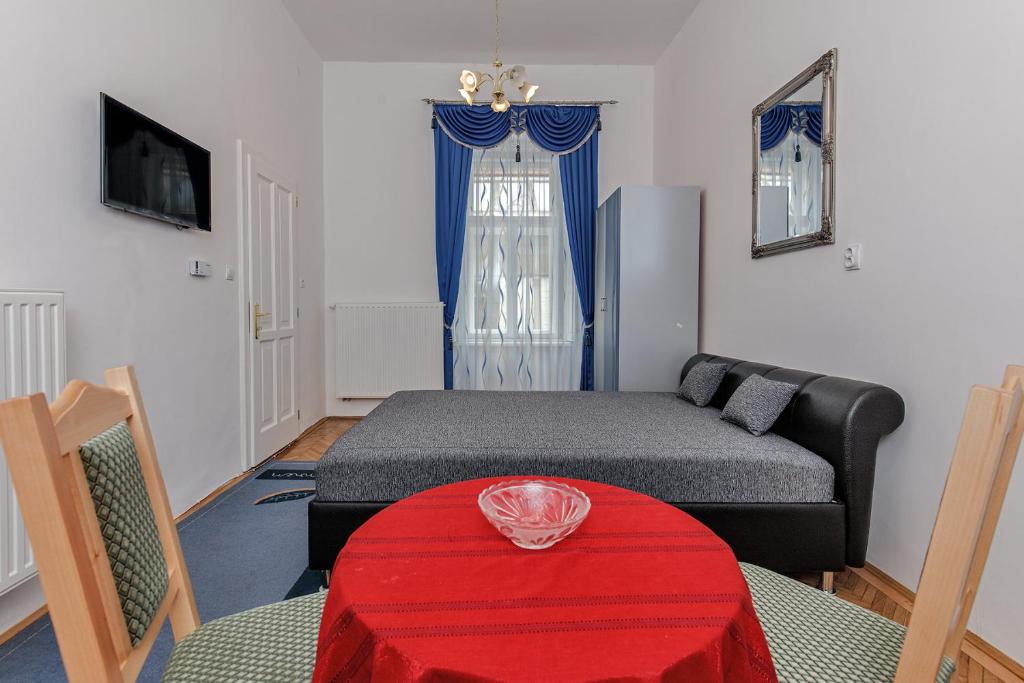 Łóżko lub łóżka w pokoju w obiekcie Arany Csillag Apartman