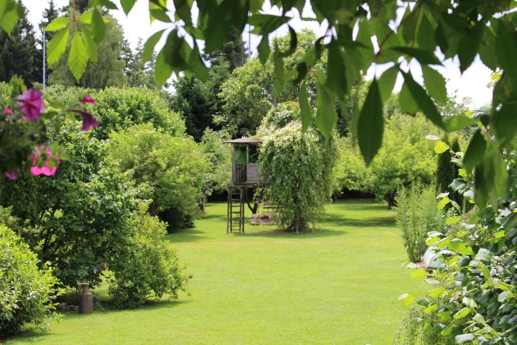 un giardino con una casa sull'albero al centro di Apartment Rietheim a Rietheim-Weilheim