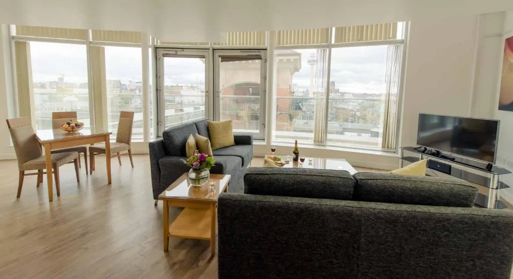 PREMIER SUITES Liverpool, Bayberry (NY), United Kingdom