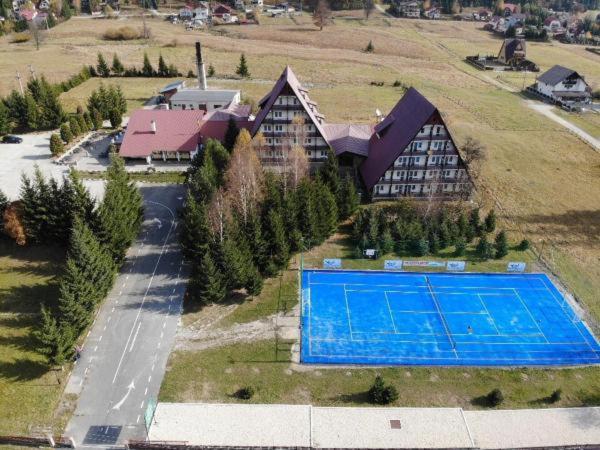 - une vue aérienne sur une grande maison avec une piscine dans l'établissement Hotel Cheia, à Cheia