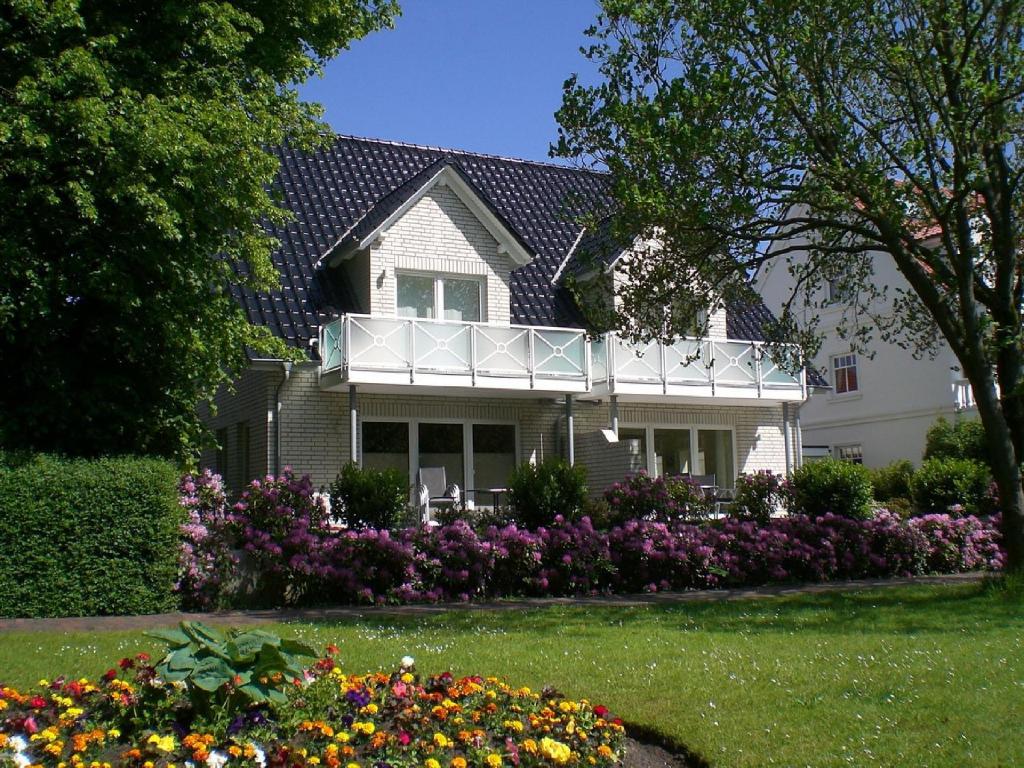 een huis met bloemen ervoor bij Parkoase in Wangerooge