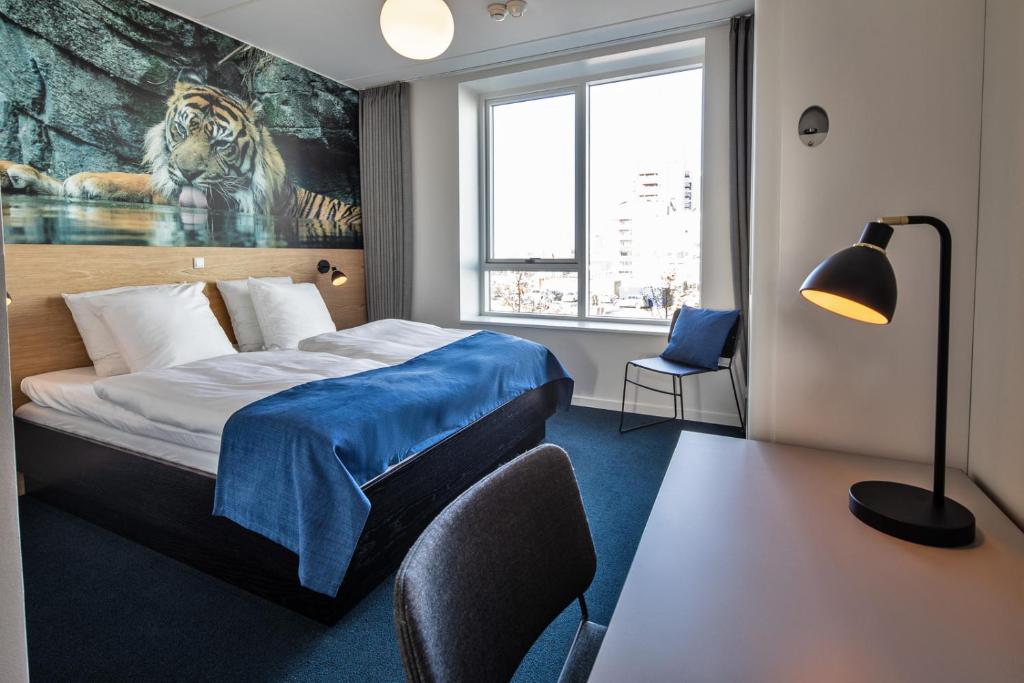 Postel nebo postele na pokoji v ubytování KOMPAS Hotel Aalborg