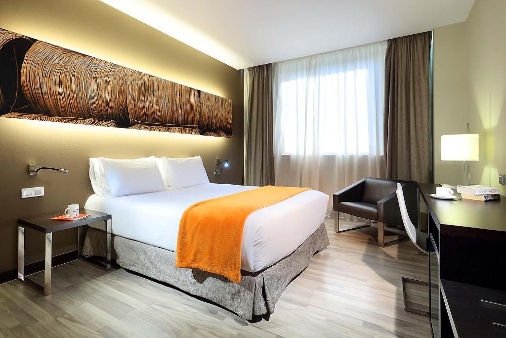 pokój hotelowy z łóżkiem i biurkiem w obiekcie Exe Puerto de Sagunto w mieście Puerto de Sagunto