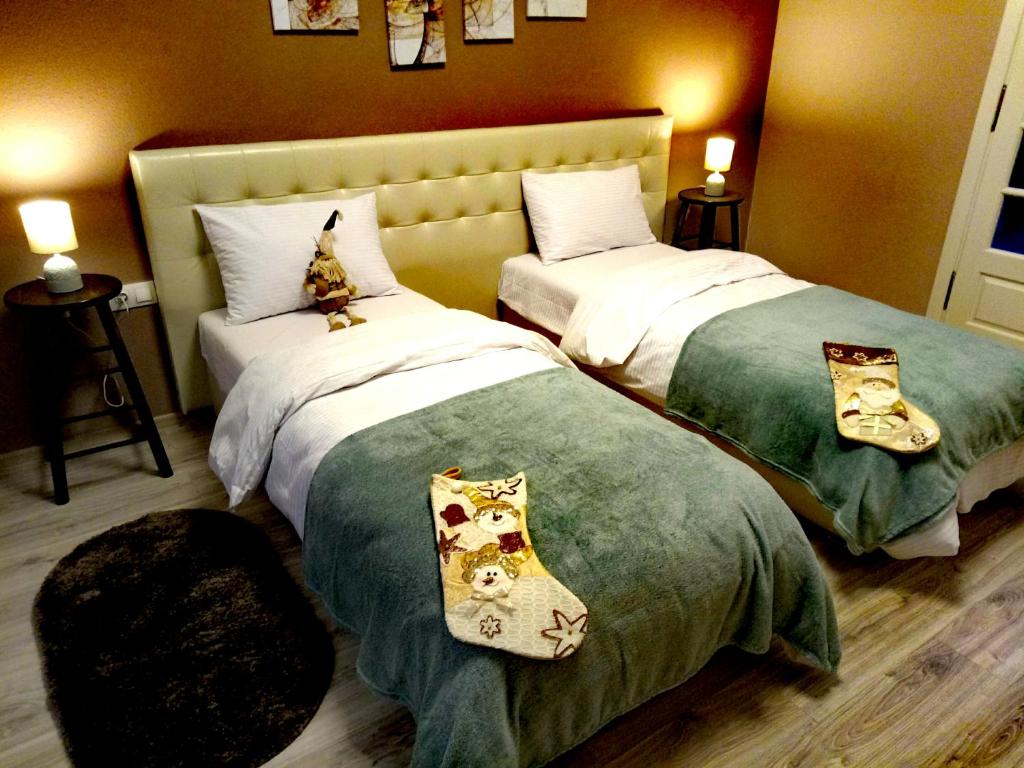 2 Betten in einem Hotelzimmer mit Kissen darauf in der Unterkunft Apart Club Dzhambula in Czernowitz