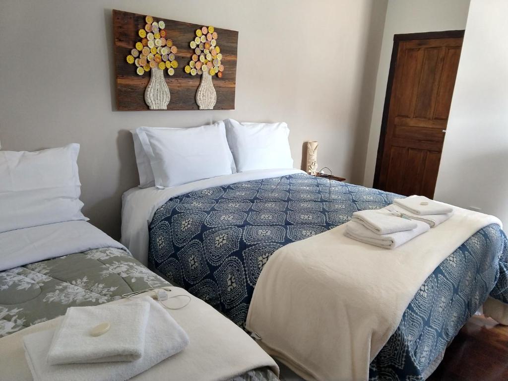 una camera con due letti e asciugamani di Pousada Sinhá Vilaça a Tiradentes